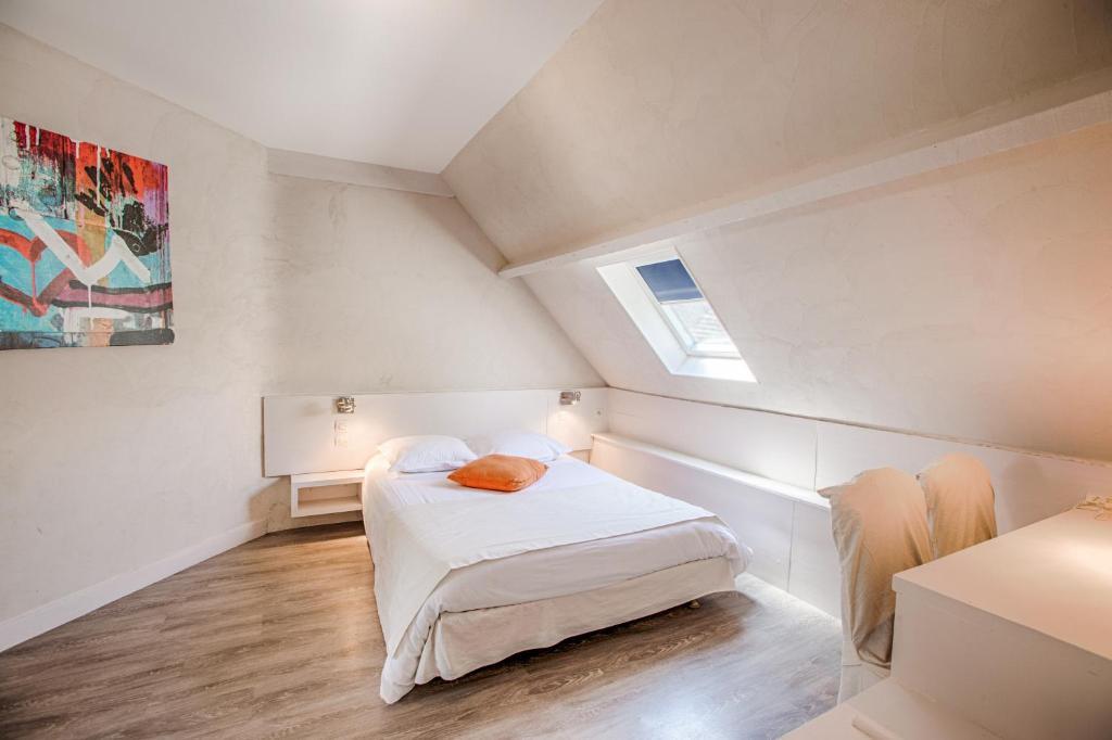Logis Hotel Restaurant L'Ile De Sees Mace Ruang foto